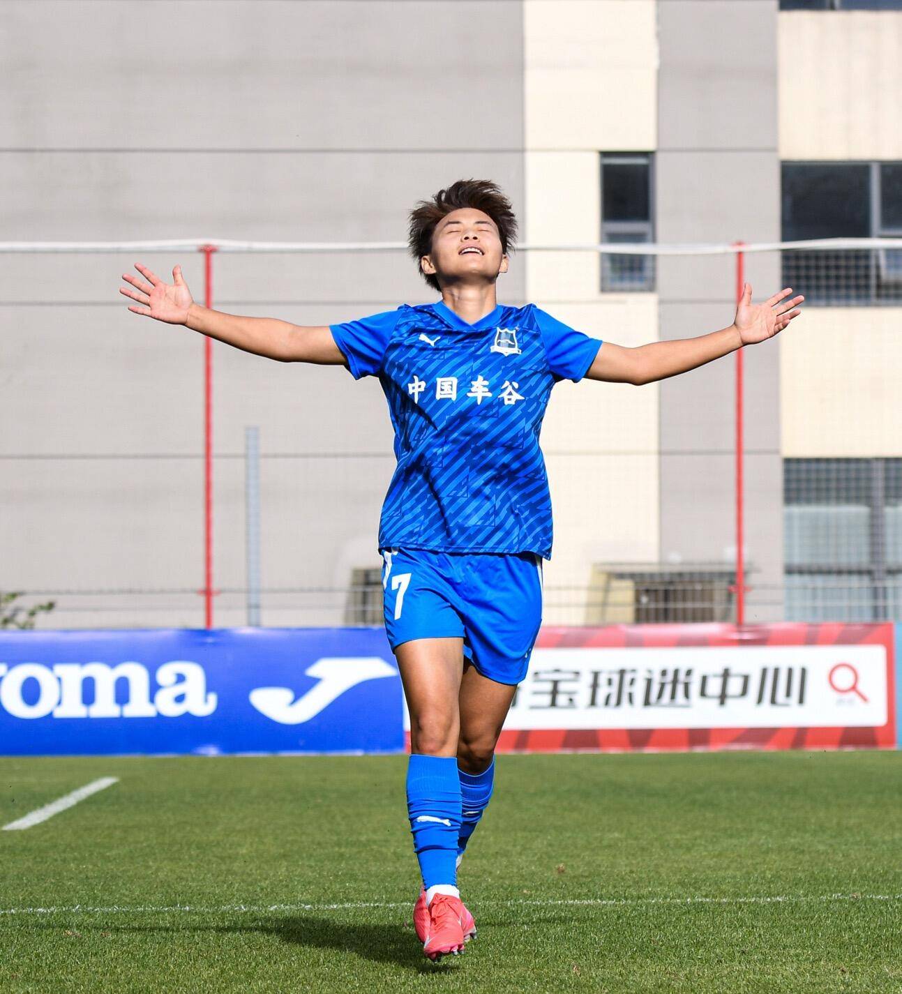 世界级女足球选手展现出色竞技精神的简单介绍