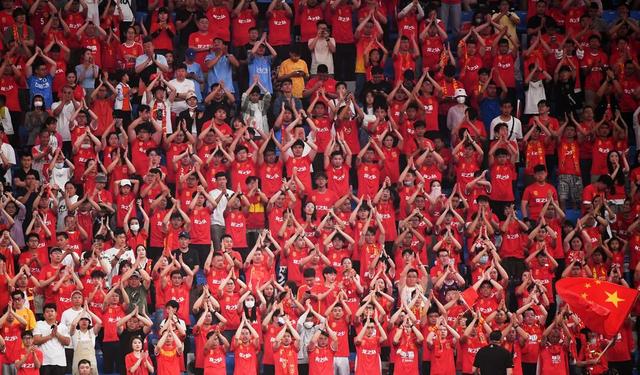 开云体育下载-看点十足的比赛现场，球迷欢呼声不断