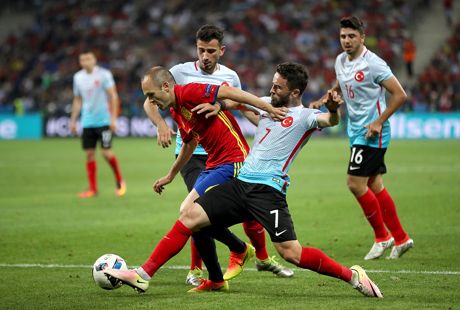 瑞典足球队实力压倒，成功突围欧预赛小组赛的简单介绍