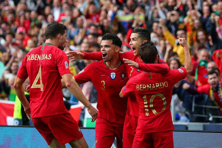 比赛胜负难分，球场上的竞争异常激烈