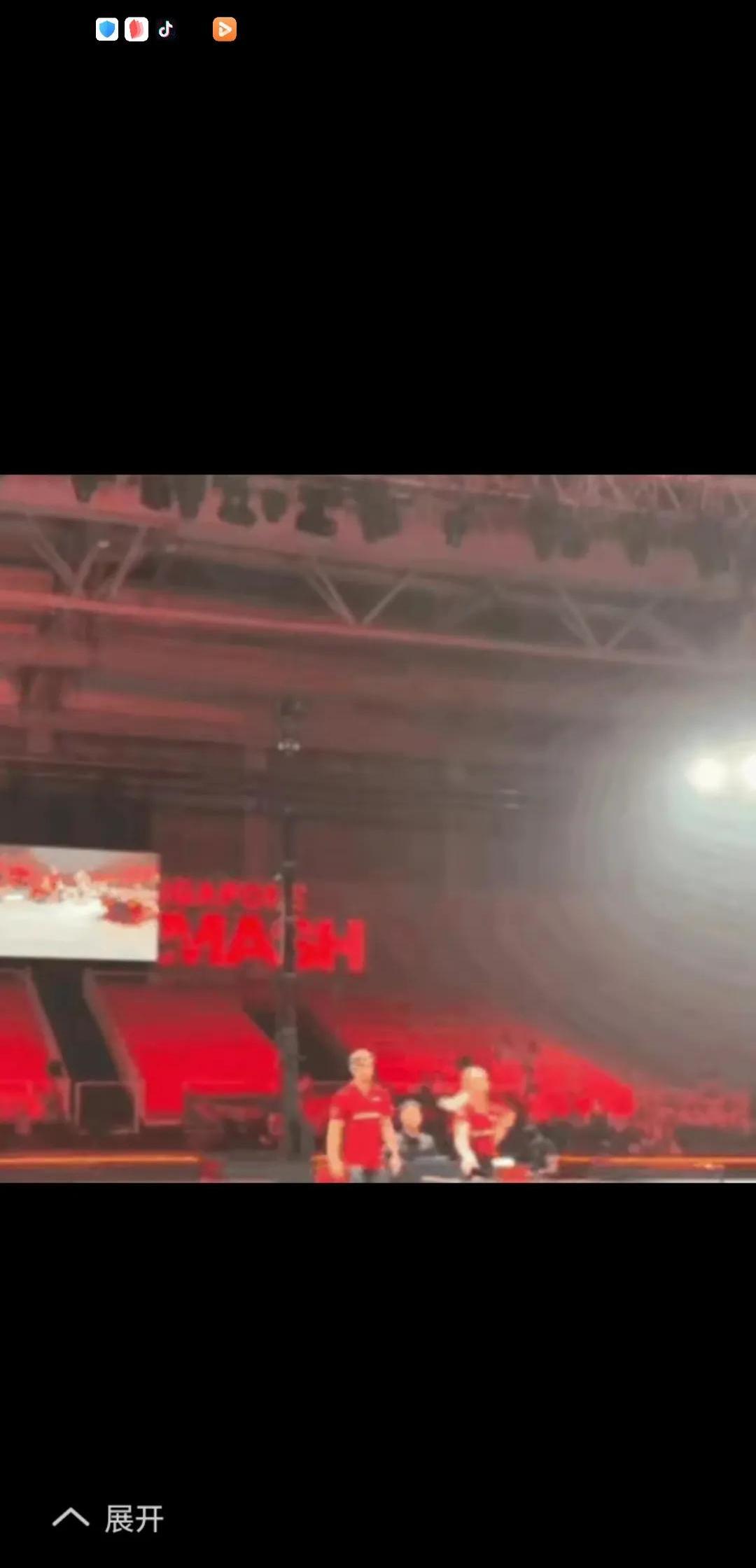 关于球场上一幕惊喜发生，引发现场观众热烈讨论的信息