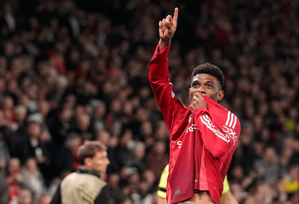 曼联前锋梅开二度，助球队逆转比分取胜的简单介绍