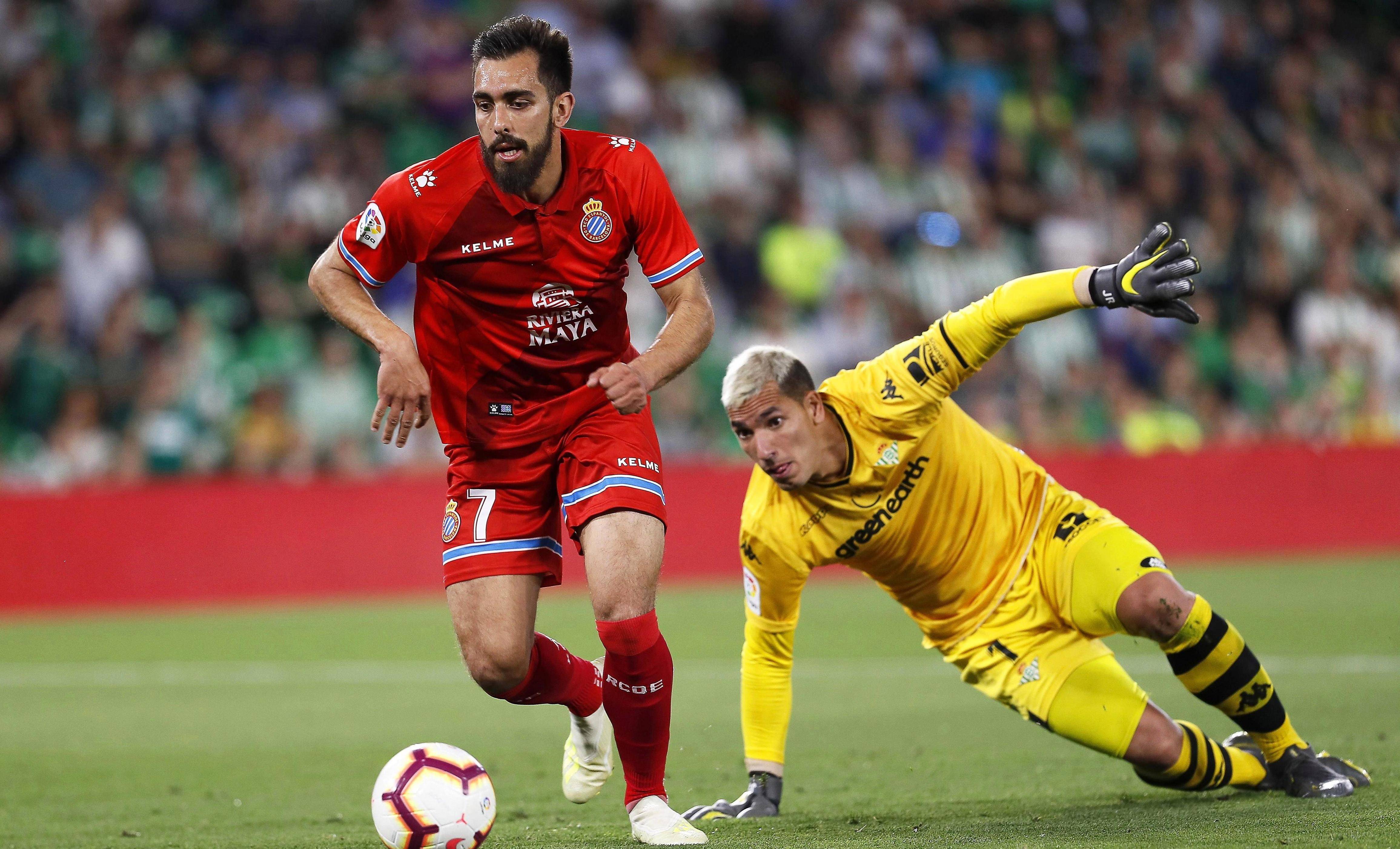 塞维利亚后卫严防死守，守住比赛结果