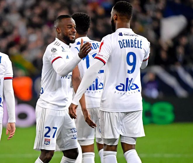 里昂客场取胜，实现客场逆转