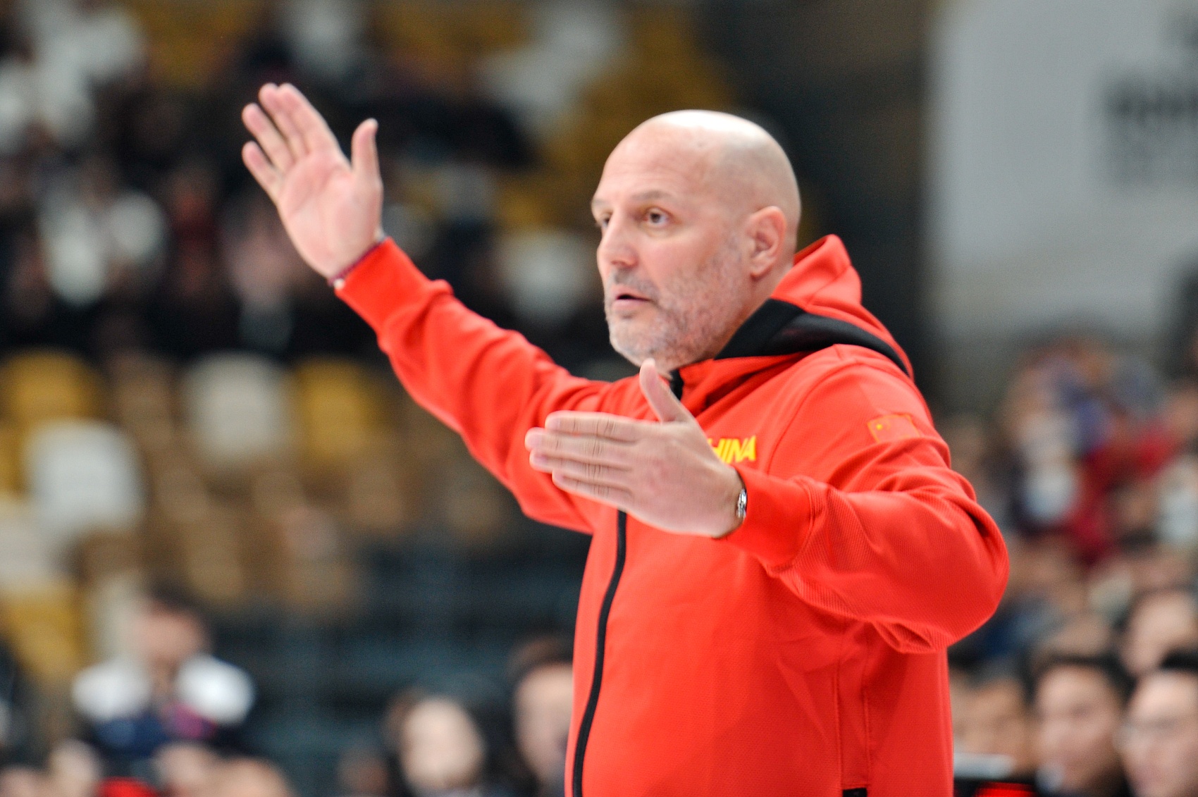 俄罗斯球员在全球篮球赛中展现超凡实力