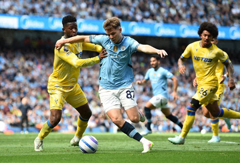 开云体育登录-联赛冠军之争白热化，球员短兵相接