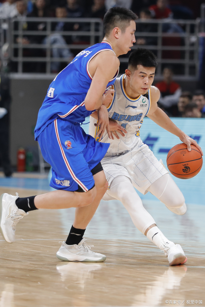 包含体育明星在篮球场上独挑大梁，粉丝热议的词条