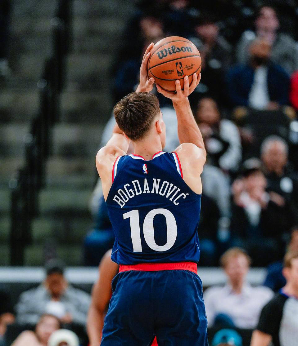 开云体育平台APP-美国男篮队长莱昂纳德表现抢眼，成为焦点