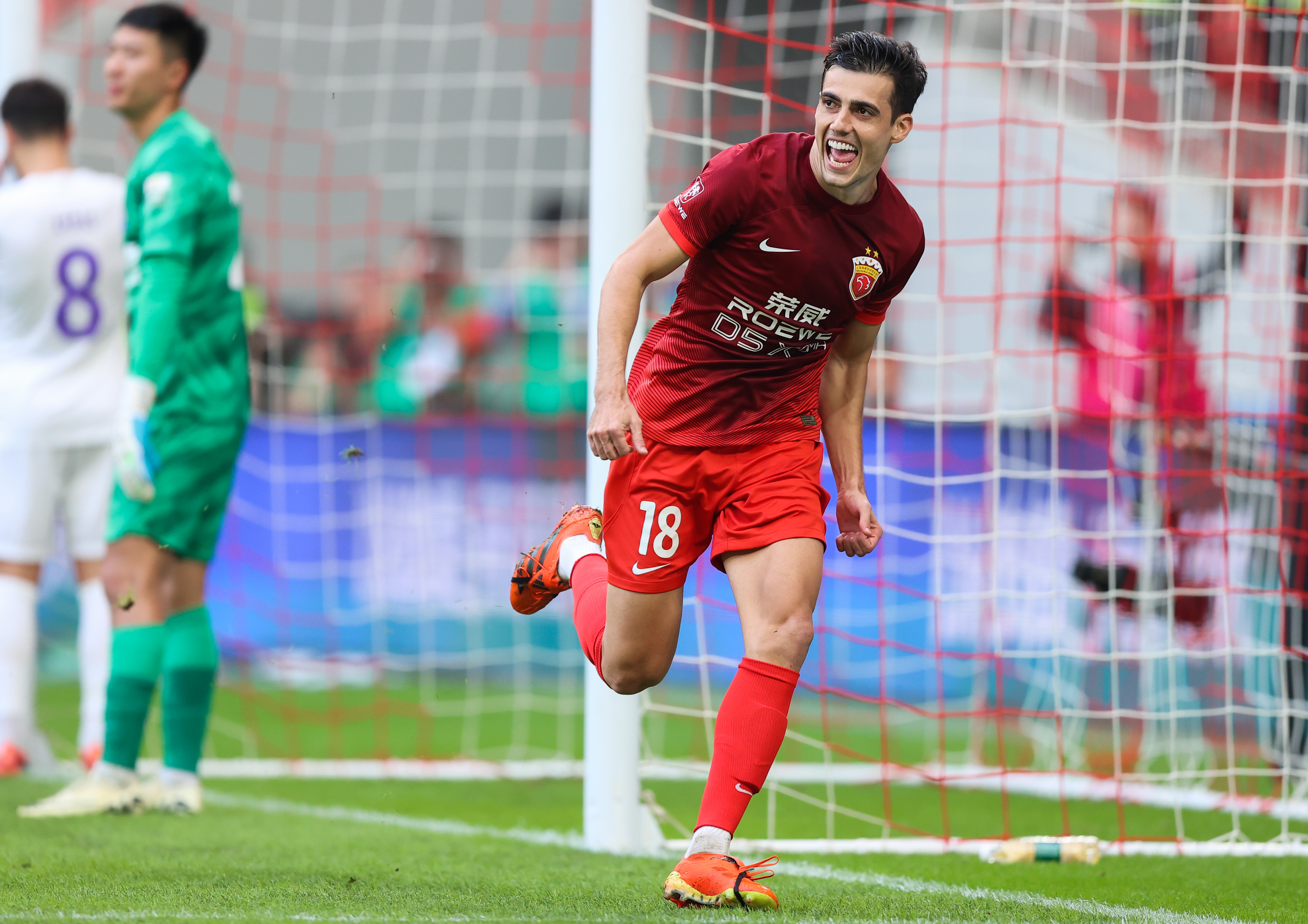 恒大客场击败申花,取得三分 恒大客场击败申花,取得三分