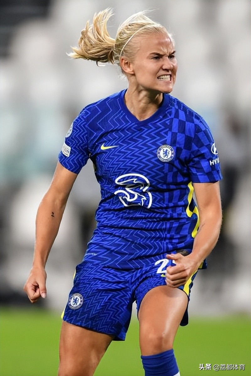 足球比赛中，女运动员们兢兢业业，奋勇争先