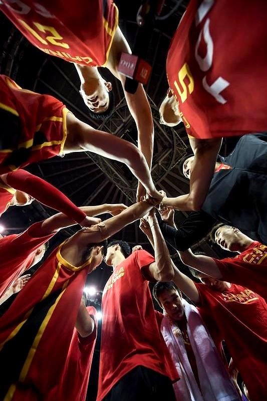 精彩对抗！两队球员展现出顽强拼搏精神