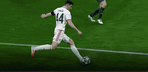 包含AC米兰遭遇哈兰德爆冷，欧冠局势紧张的词条