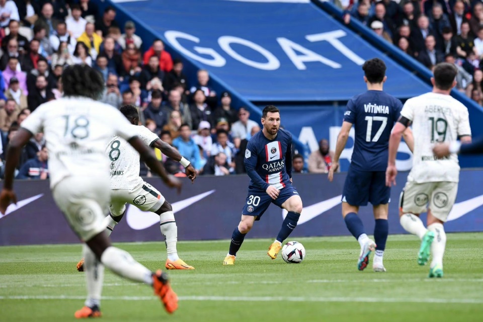 巴黎全取三分，晋级路逼临的简单介绍