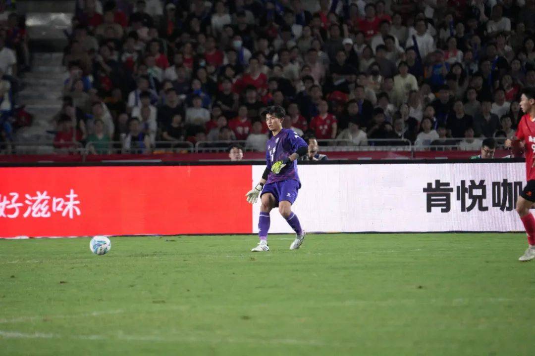 球队赛场表现令人惊叹,实力傲视群雄! 球队赛场表现令人惊叹,实力傲视群雄!