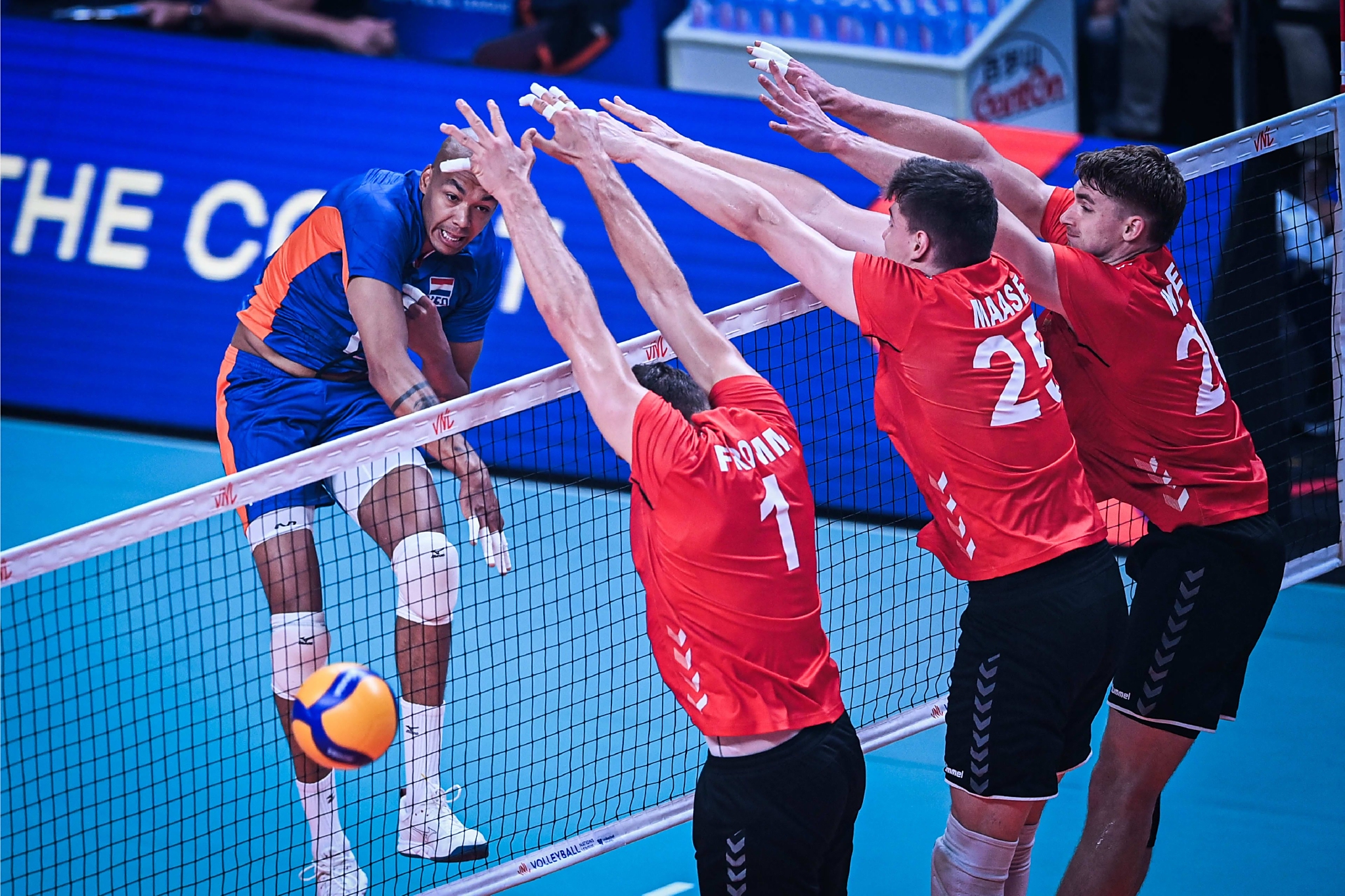 荷兰队在国际足球赛中击败对手