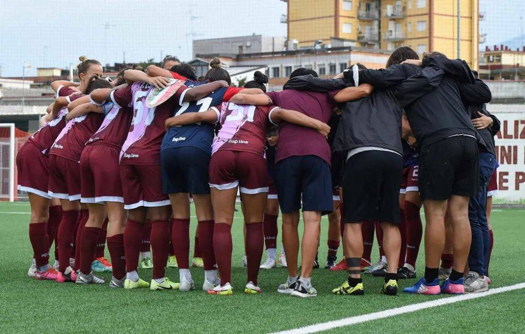开云APP-意大利女足队员在家练习技术，备战残酷比赛