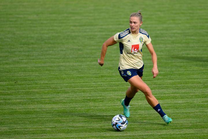 意大利女足队员在家练习技术，备战残酷比赛