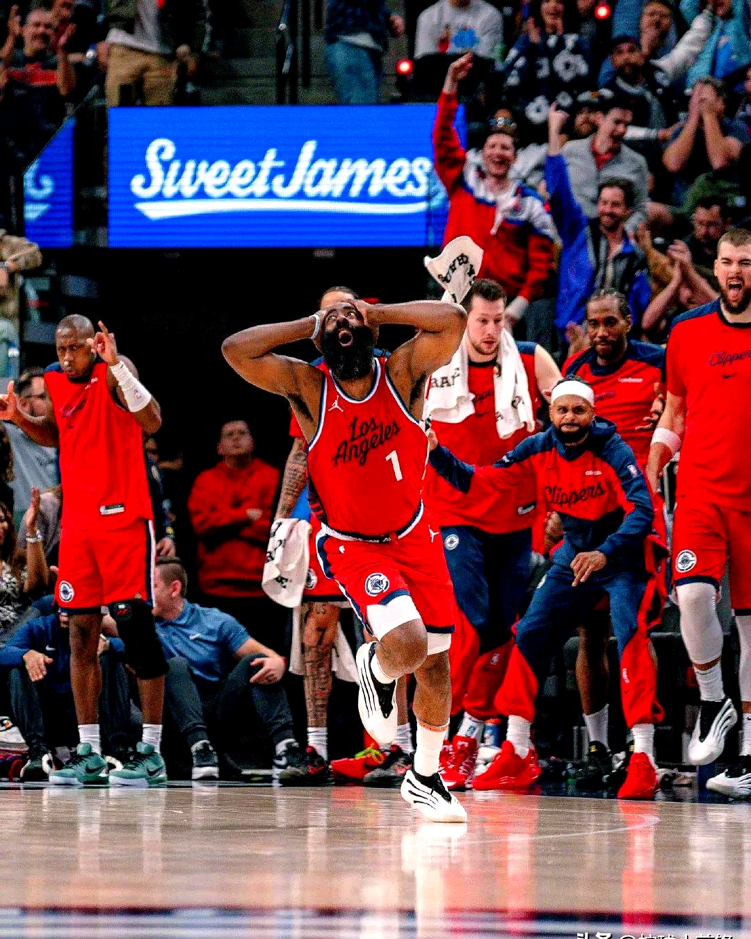 包含快船连续与活塞会面，系列赛平分秋色的词条